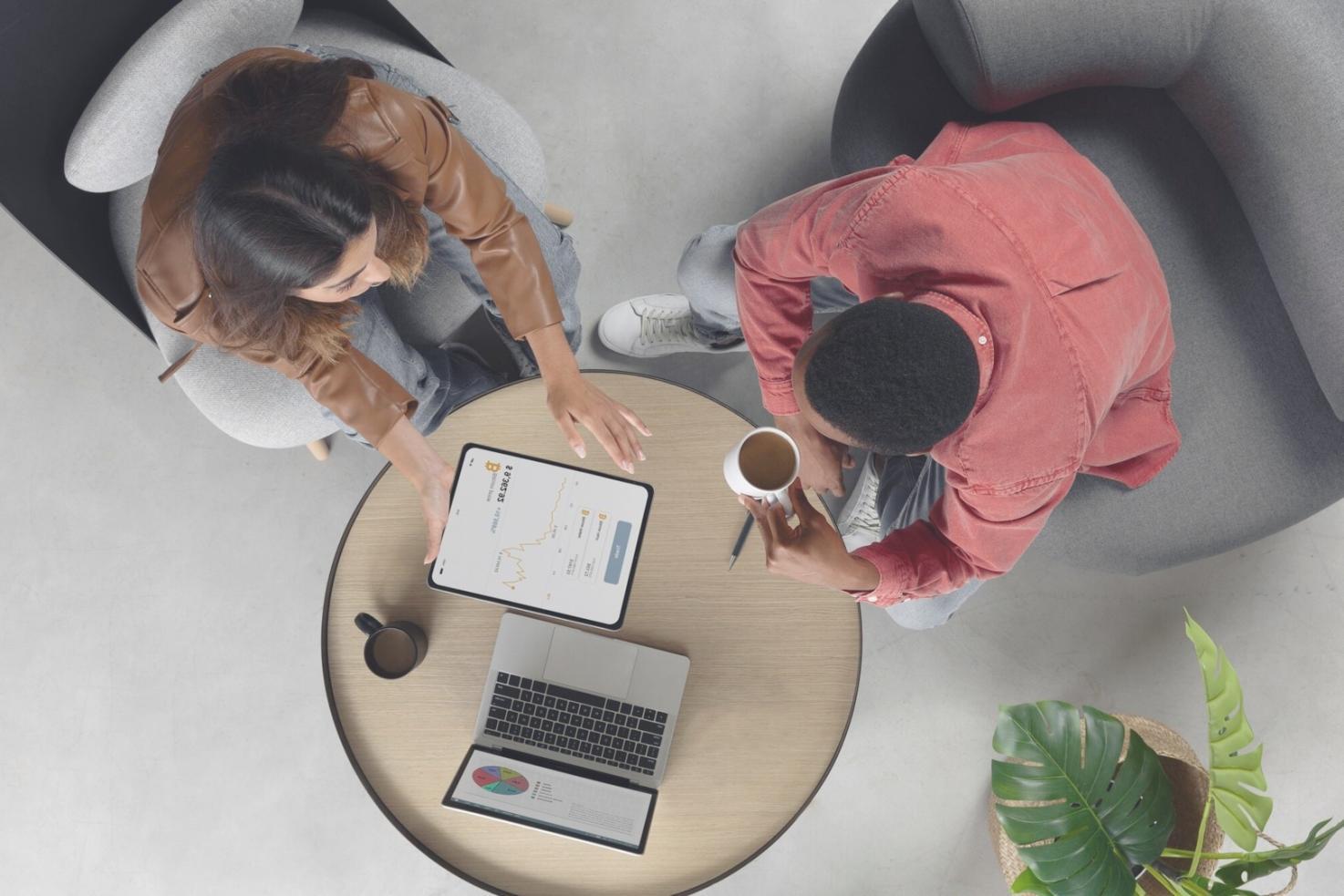 Groupe de professionnels collaborant sur une analyse financière